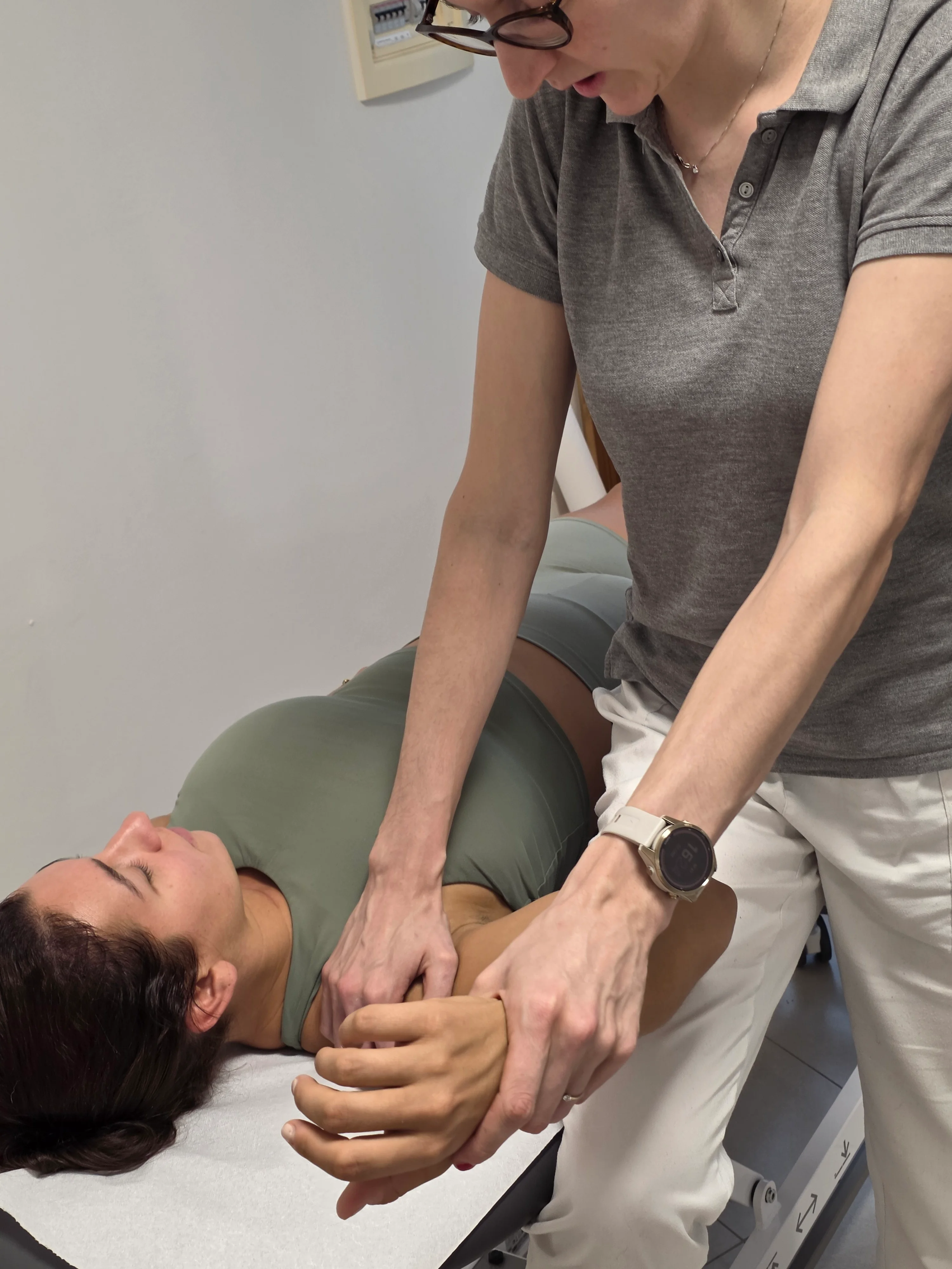 Chiara Zolli durante un trattamento manuale della spalla.