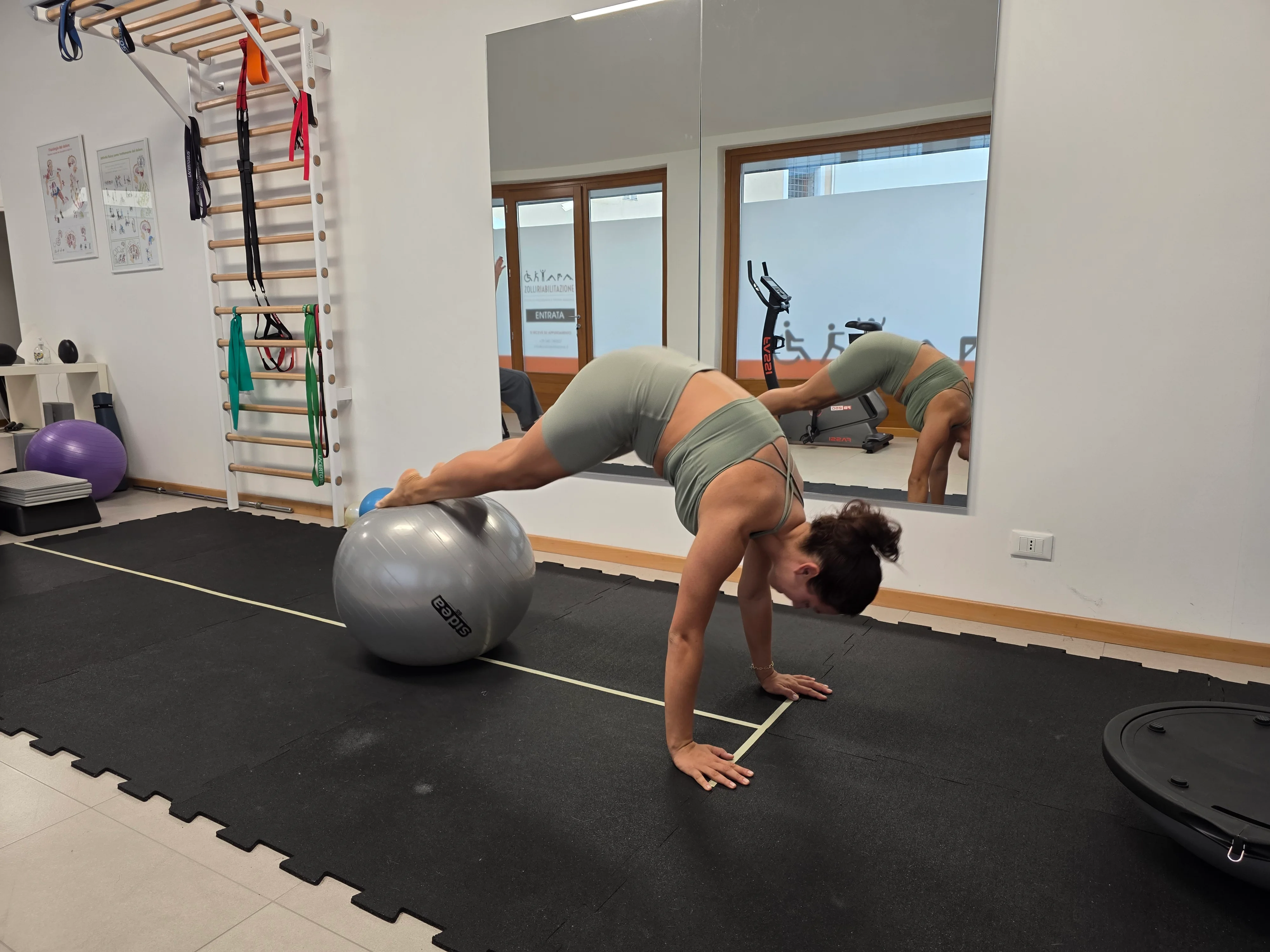 Una persona esegue un esercizio a corpo libero con una fitball.