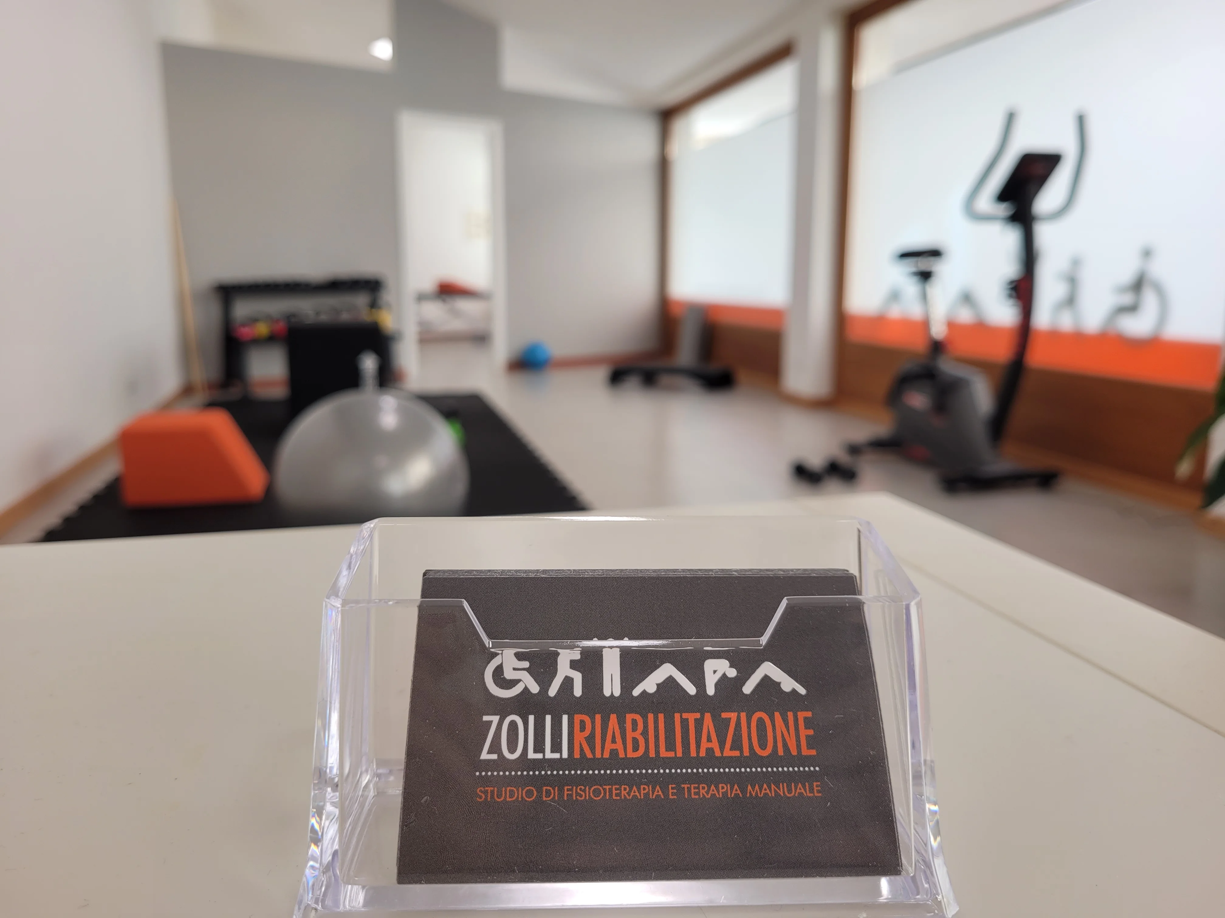 Biglietto Zolli Riabilitazione in primo piano, con lo studio sullo sfondo.