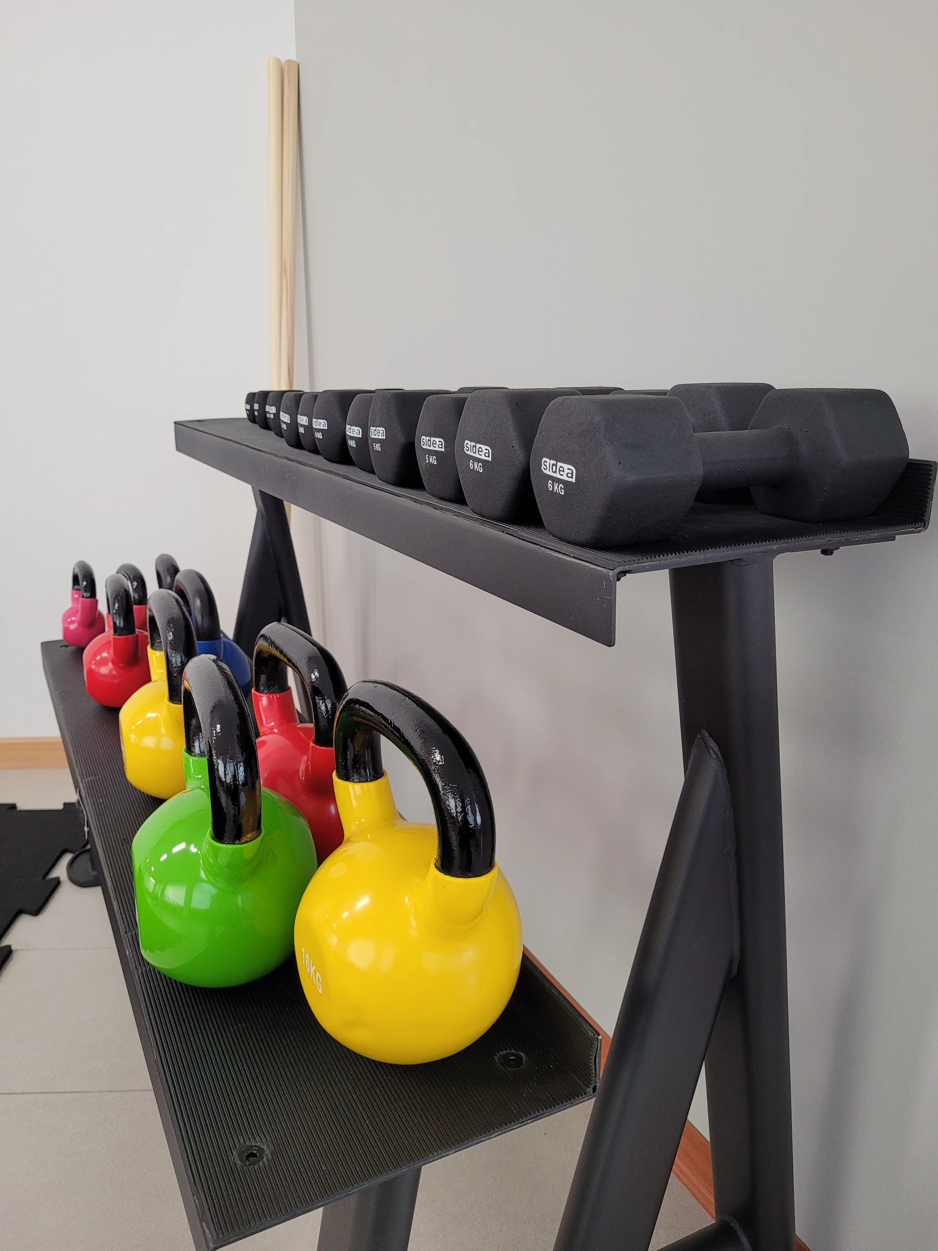 Kettlebell e manubri nell’area dedicata al movimento.