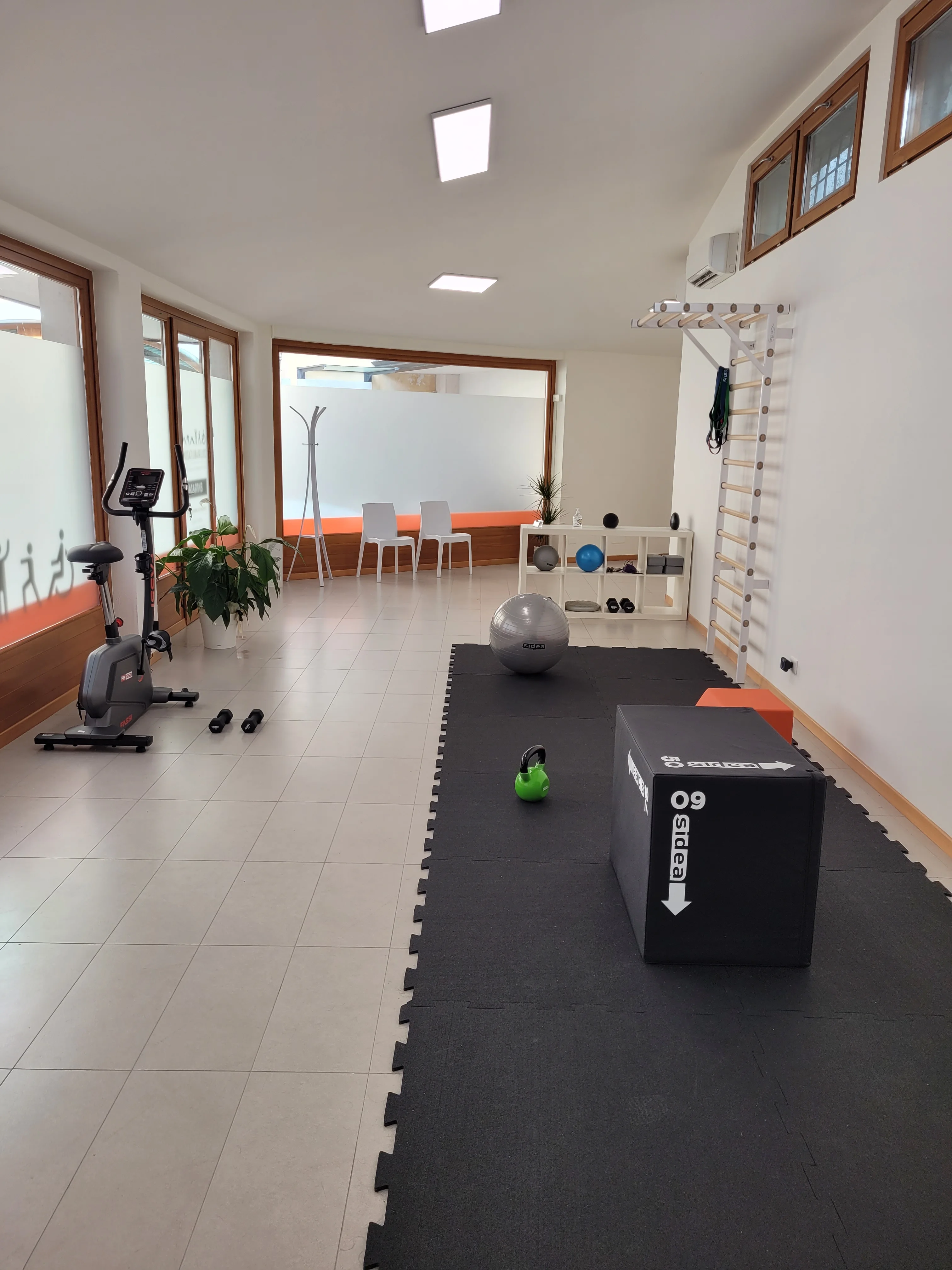 Sala dello studio organizzata per il movimento e l’esercizio.